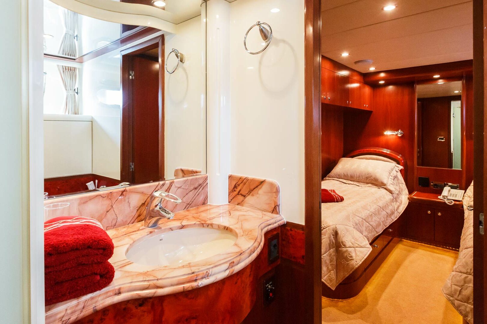 Luxury yacht Johnson Baby twin cabin bathroom