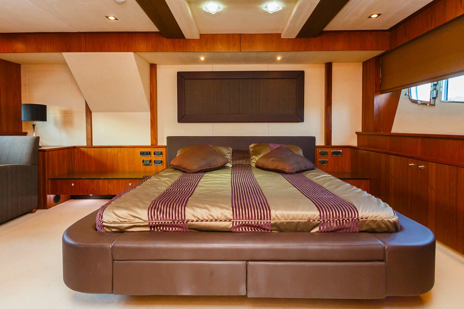 Luxury yacht Sunseeker Yacht 86 The Best Way master cabin