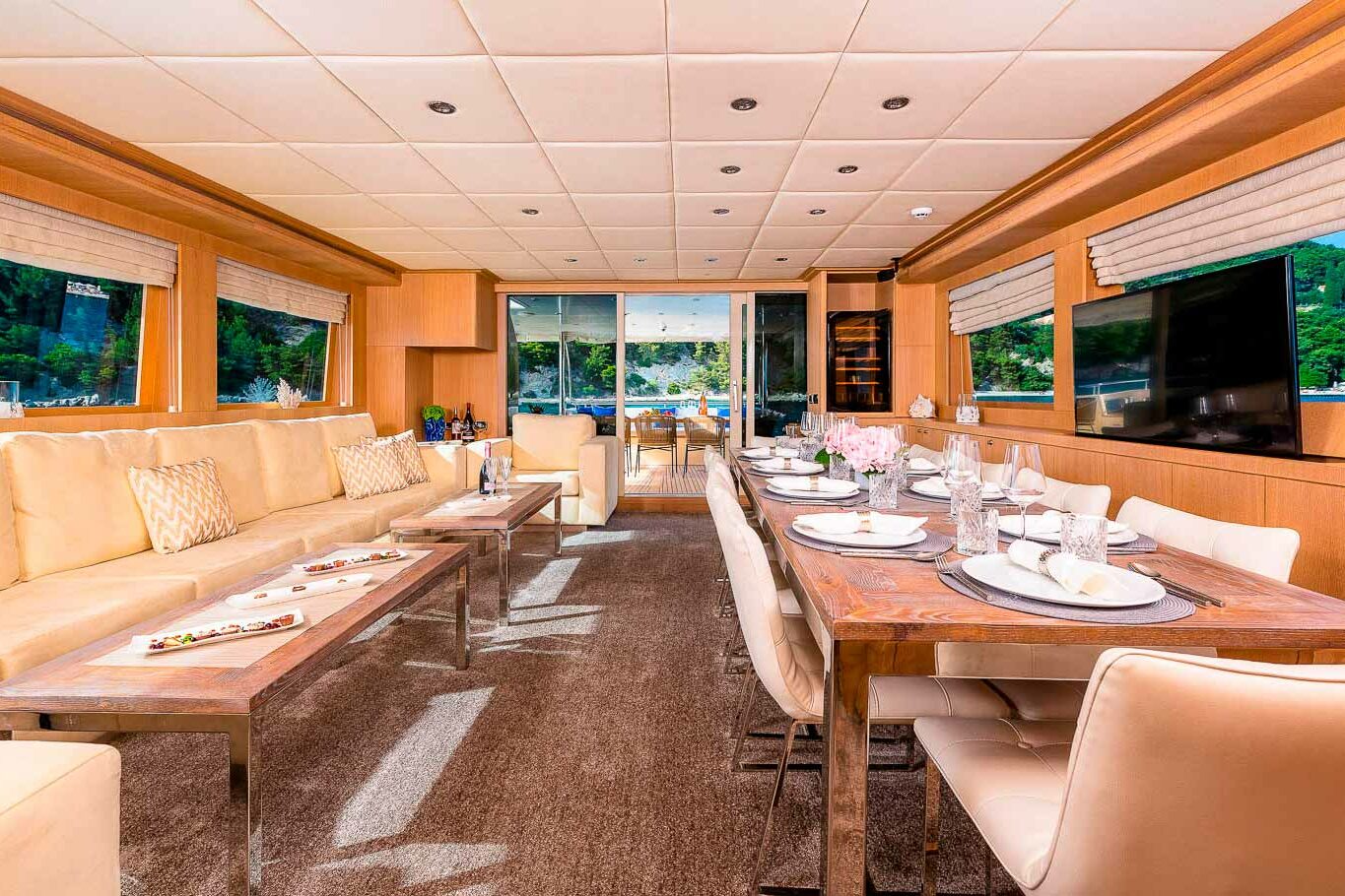 Luxury yacht Aegean Yachts Grace main deck salon