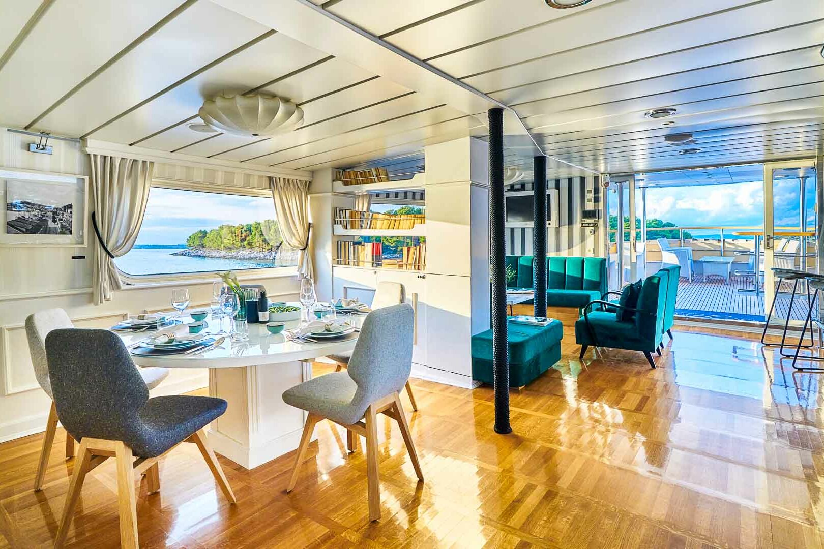 Luxury boutique yacht La Perla salon