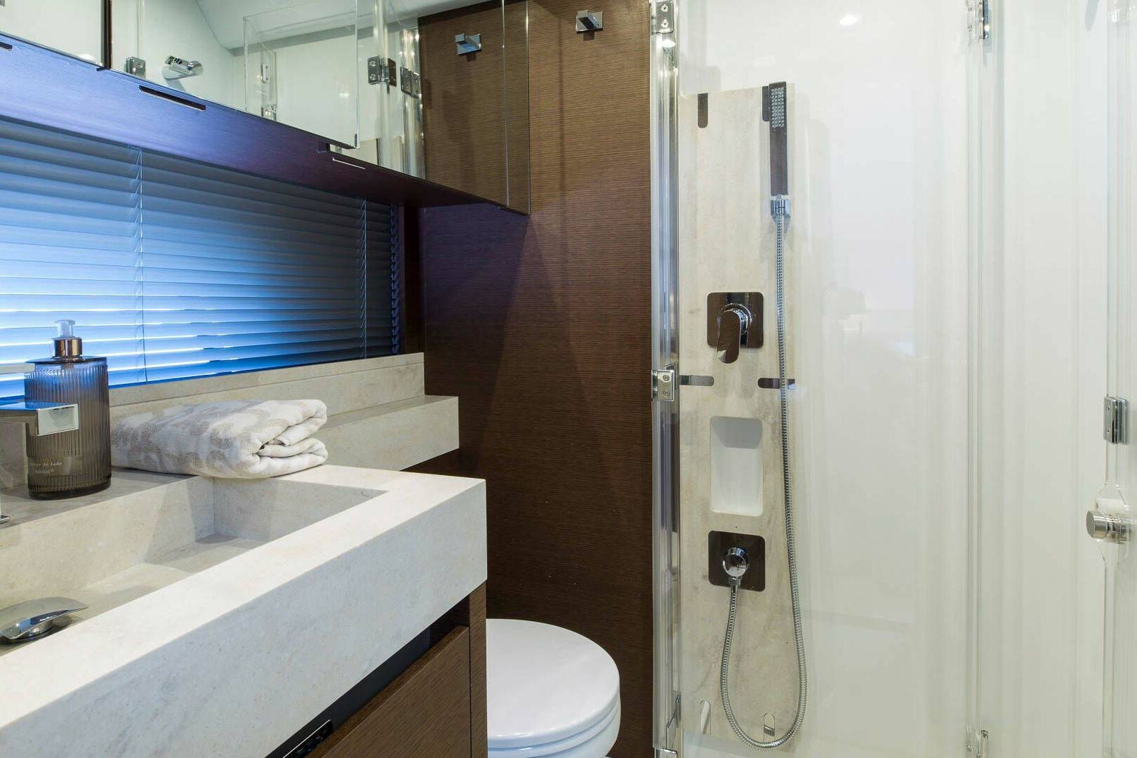 Motor boat Prestige 520 Fly toilette