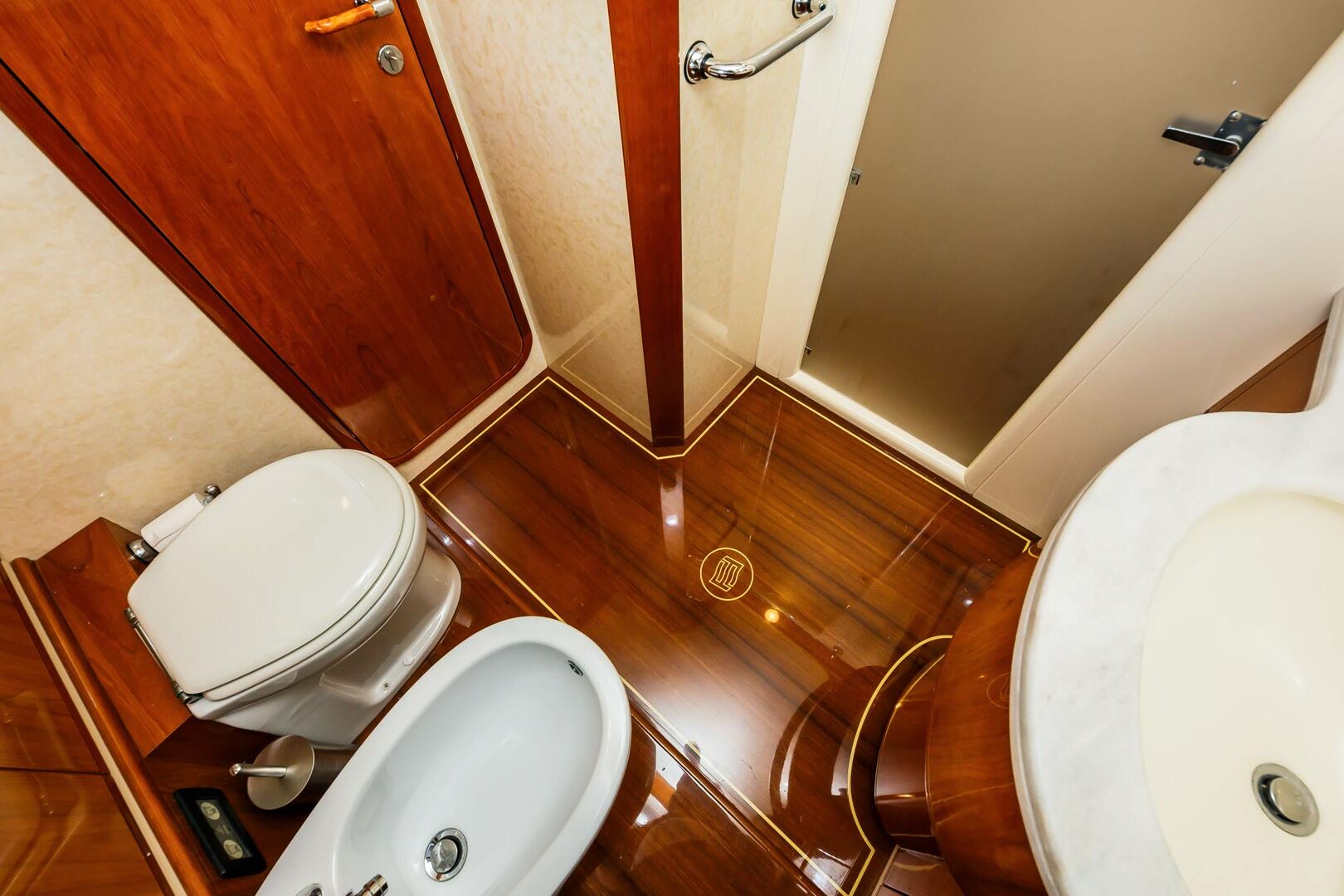 Luxury yacht Ferretti 760 Quo Vadis I master cabin bathroom