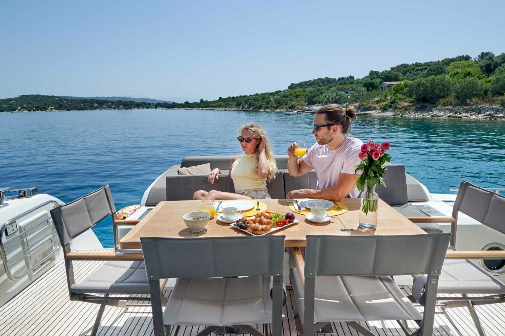 Luxury yacht Prestige 630S Simull cockpit table