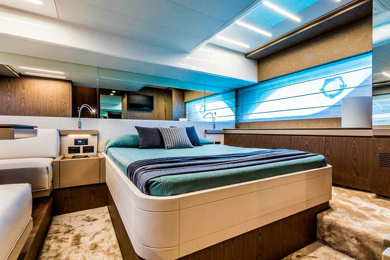 Motor boat Ferretti 550 second cabin