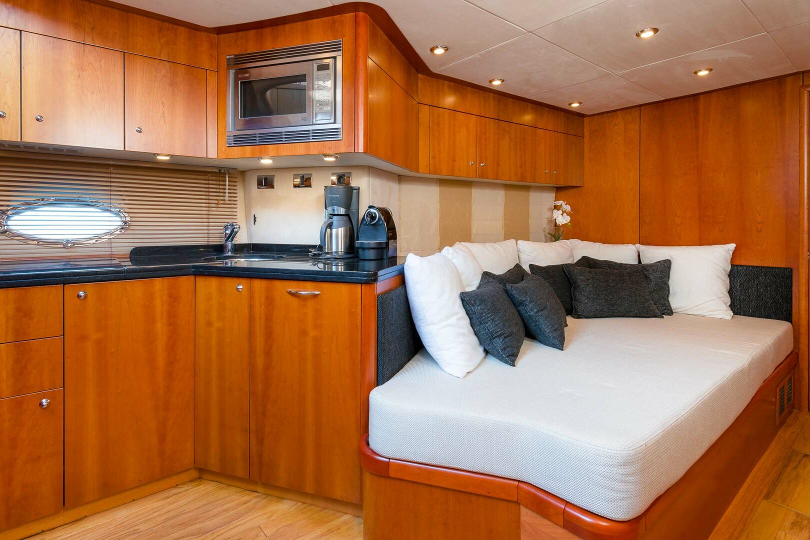 Luxury yacht Sunseeker Predator 72 Glorious lower deck