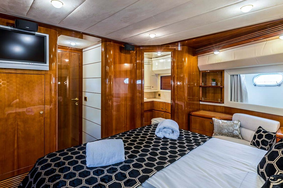 Luxury yacht Ferretti 880 Katariina vip cabin view