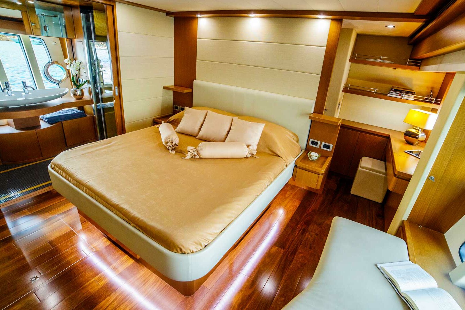 Luxury yacht Ferretti 780 Orlando L master cabin