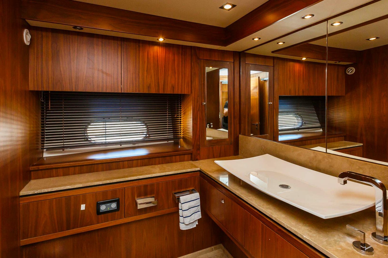 Luxury yacht Sunseeker Yacht 86 The Best Way master cabin bathroom