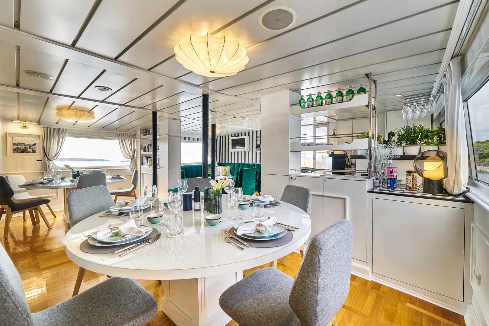 Luxury boutique yacht La Perla salon view