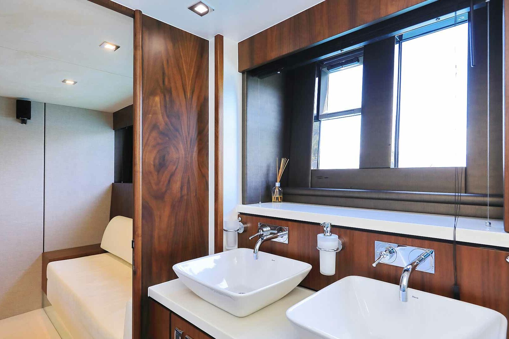 Luxury yacht Fairline Squadron 78 Schatzi bathroom