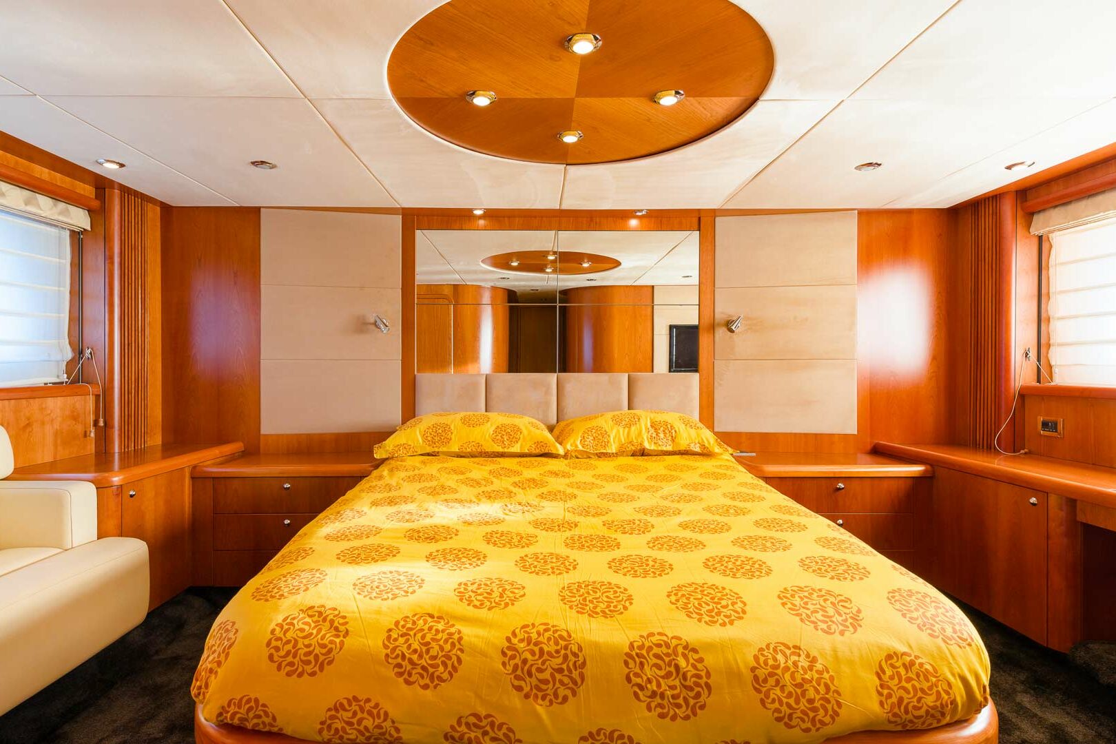 Luxury yacht Sunseeker Predator 72 Glorious master cabin