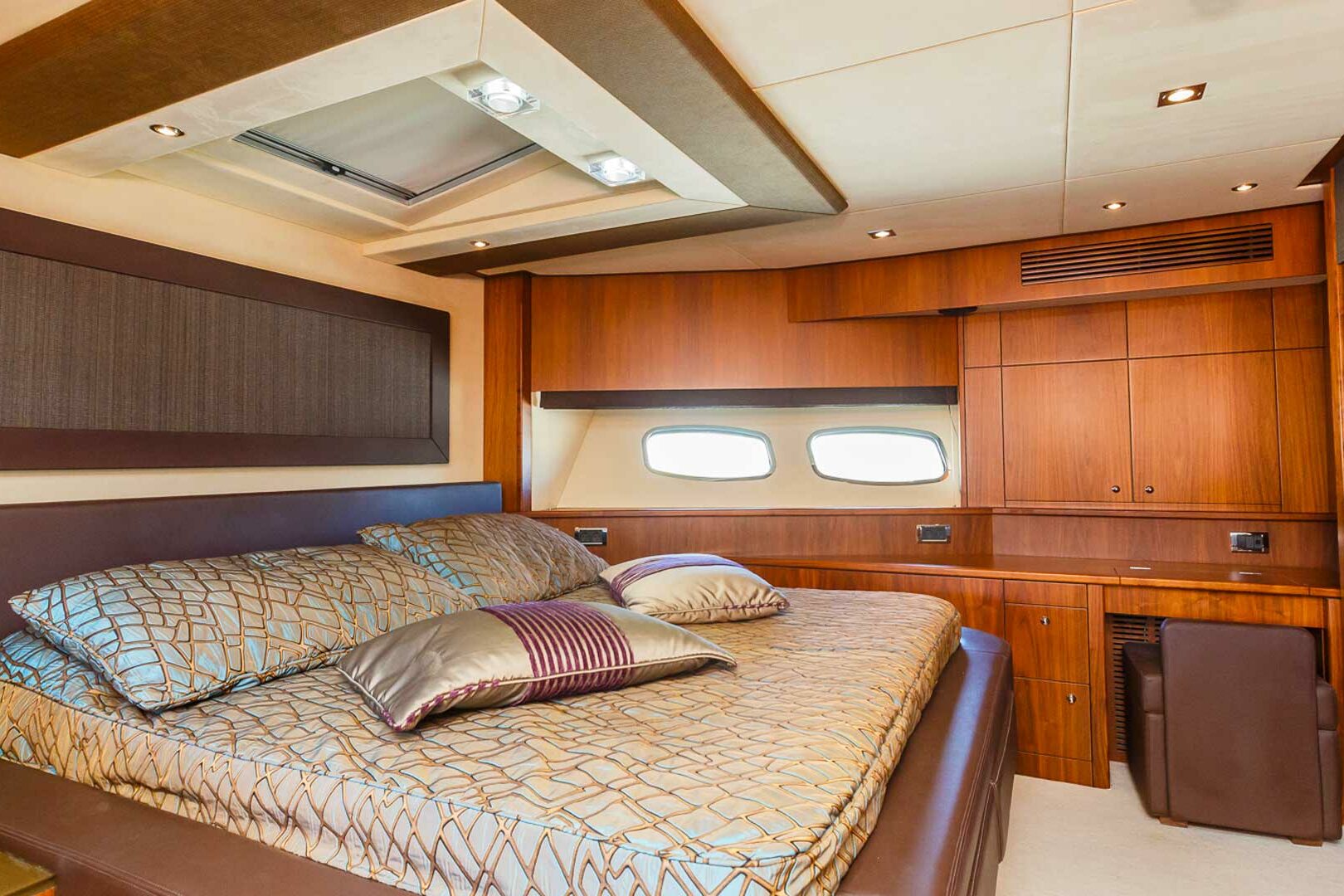 Luxury yacht Sunseeker Yacht 86 The Best Way vip cabin