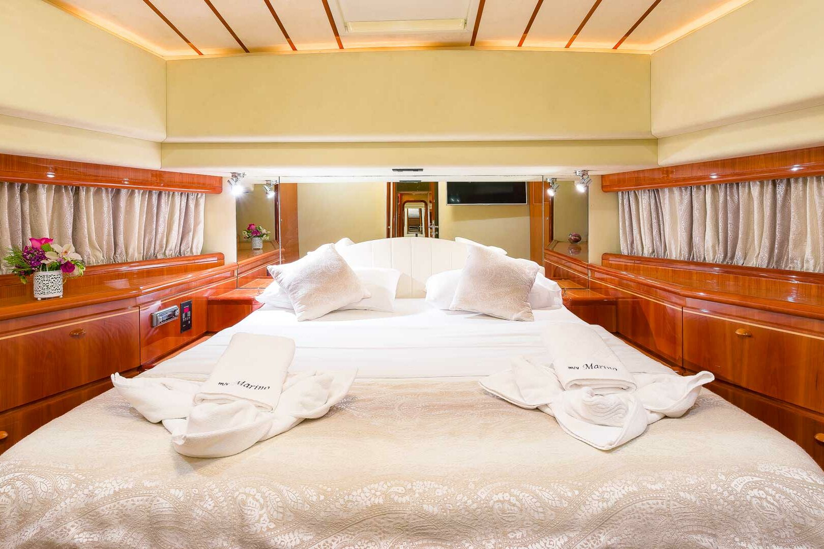 Luxury yacht Ferretti 730 Marino vip cabin