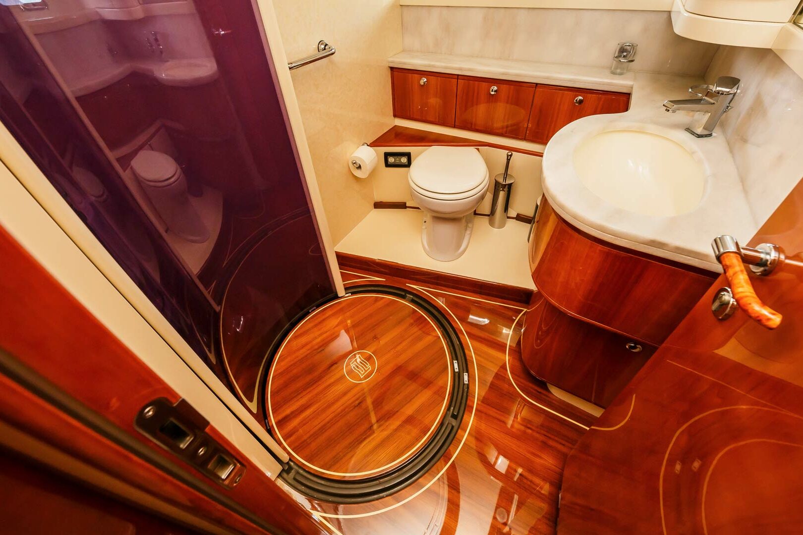 Luxury yacht Ferretti 760 Quo Vadis I vip cabin bathroom