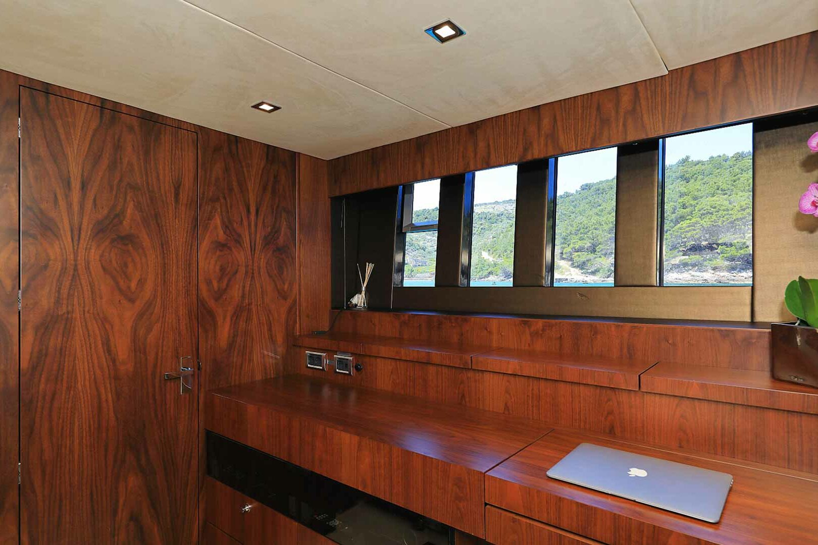 Luxury yacht Fairline Squadron 78 Schatzi master cabin detail