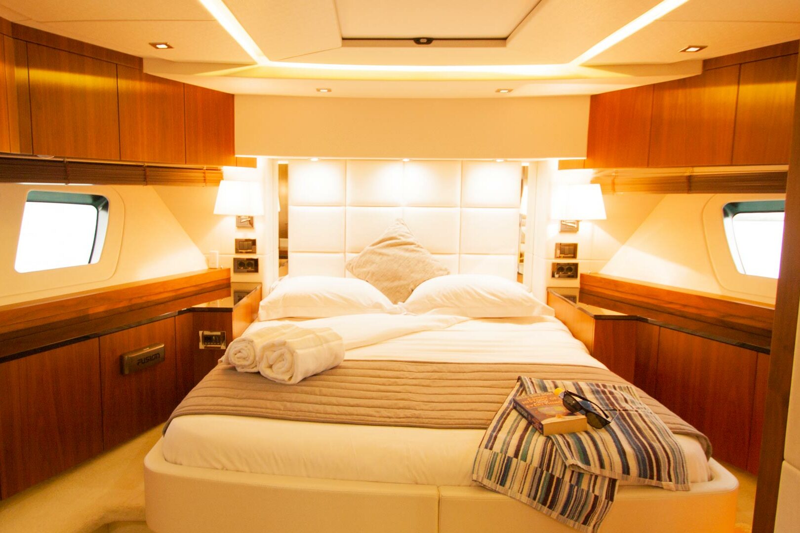 Luxury yacht Sunseeker Manhattan 73 A Cloudy Bay vip cabin