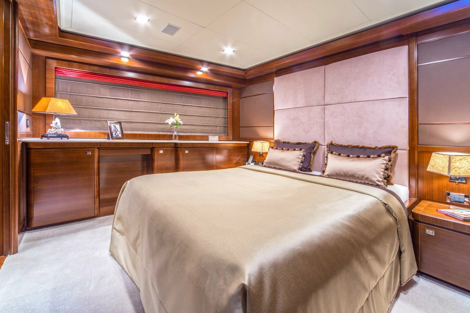 Luxury yacht Ferretti Navetta 33 Seventh Sense vip cabin