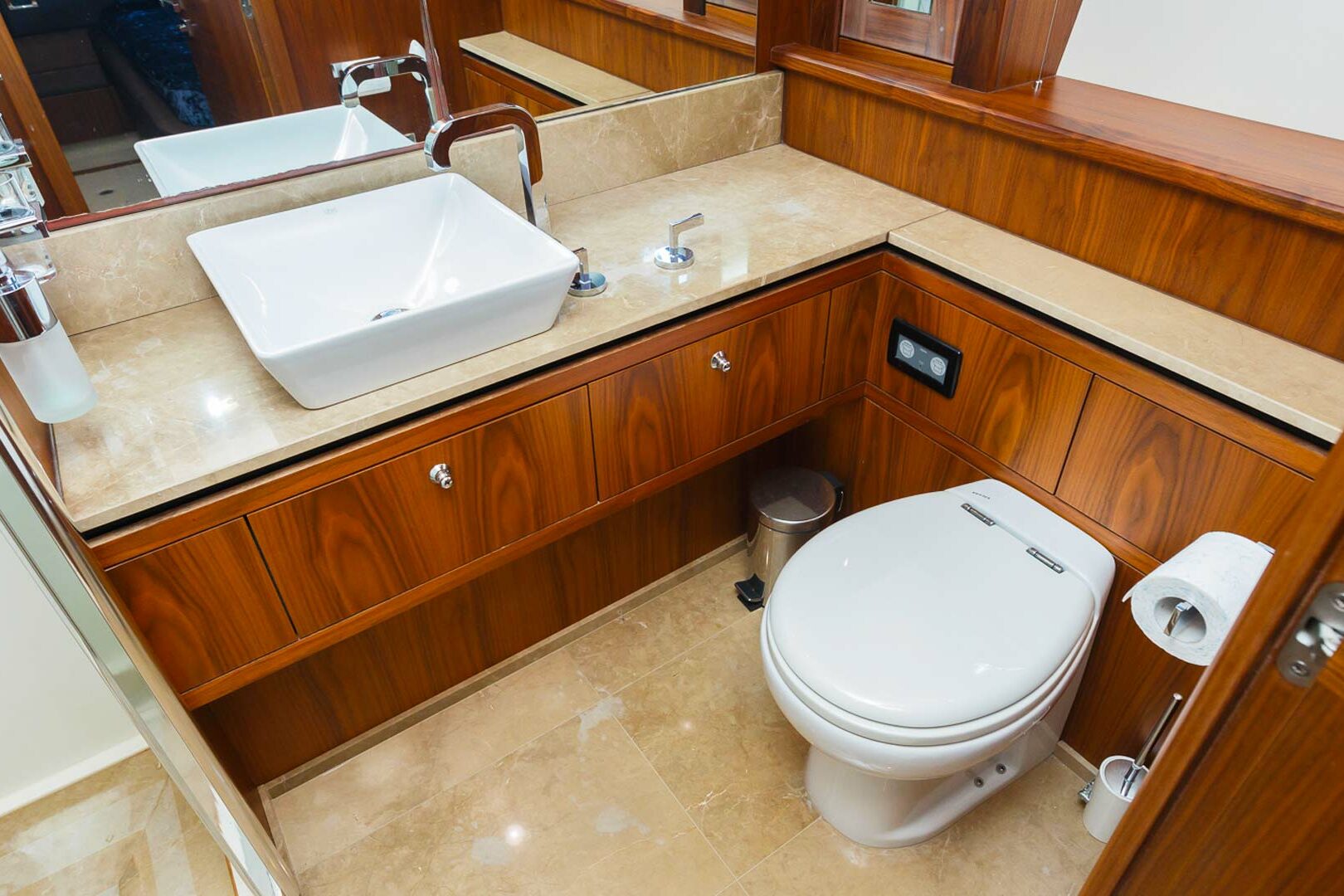 Luxury yacht Sunseeker Yacht 86 The Best Way vip cabin bathroom
