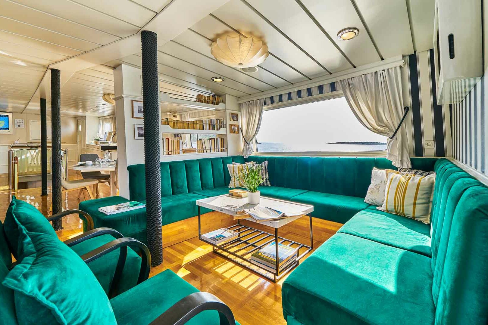 Luxury boutique yacht La Perla lounge