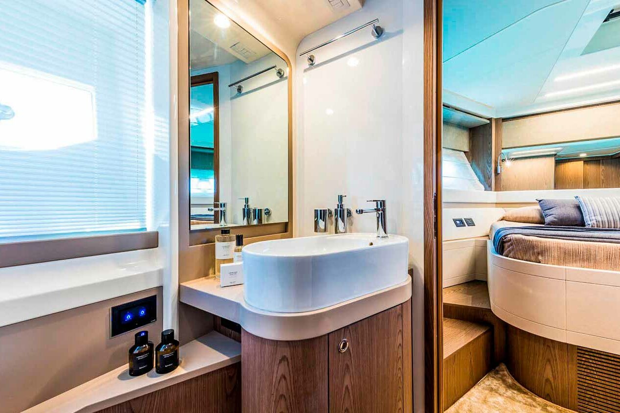 Motor boat Ferretti 550 ensuite cabin