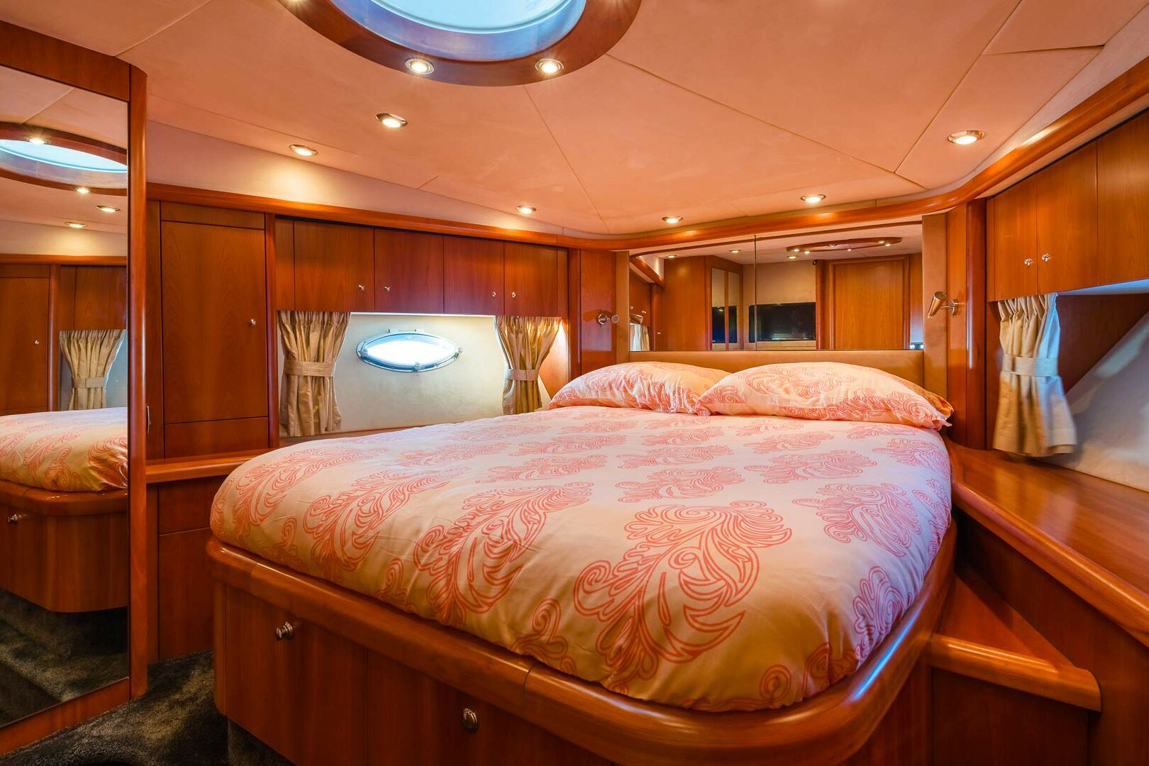 Luxury yacht Sunseeker Predator 72 Glorious vip cabin
