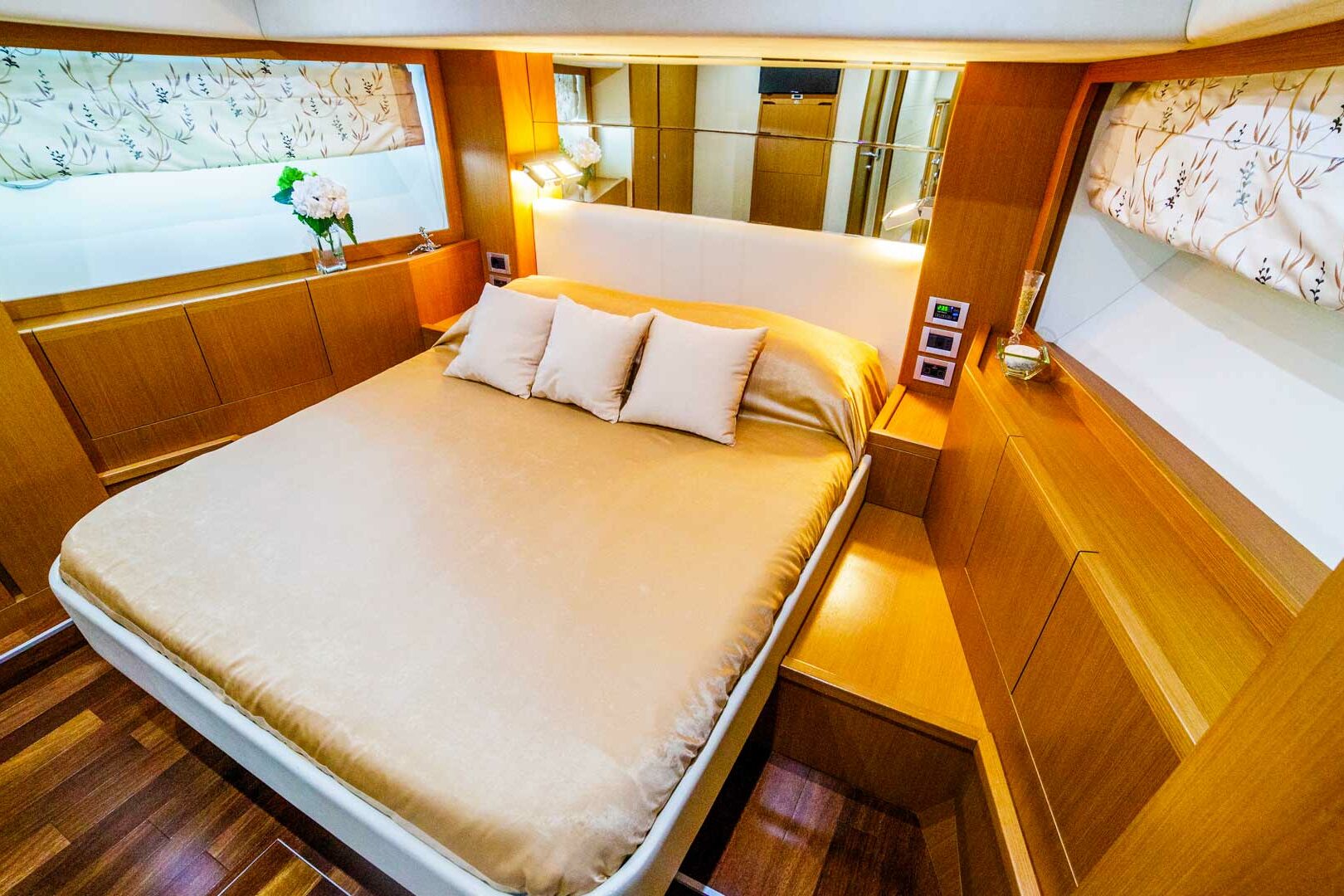 Luxury yacht Ferretti 780 Orlando L vip cabin