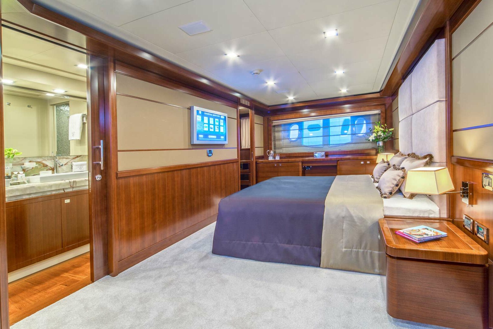 Luxury yacht Ferretti Navetta 33 Seventh Sense vip cabin 2