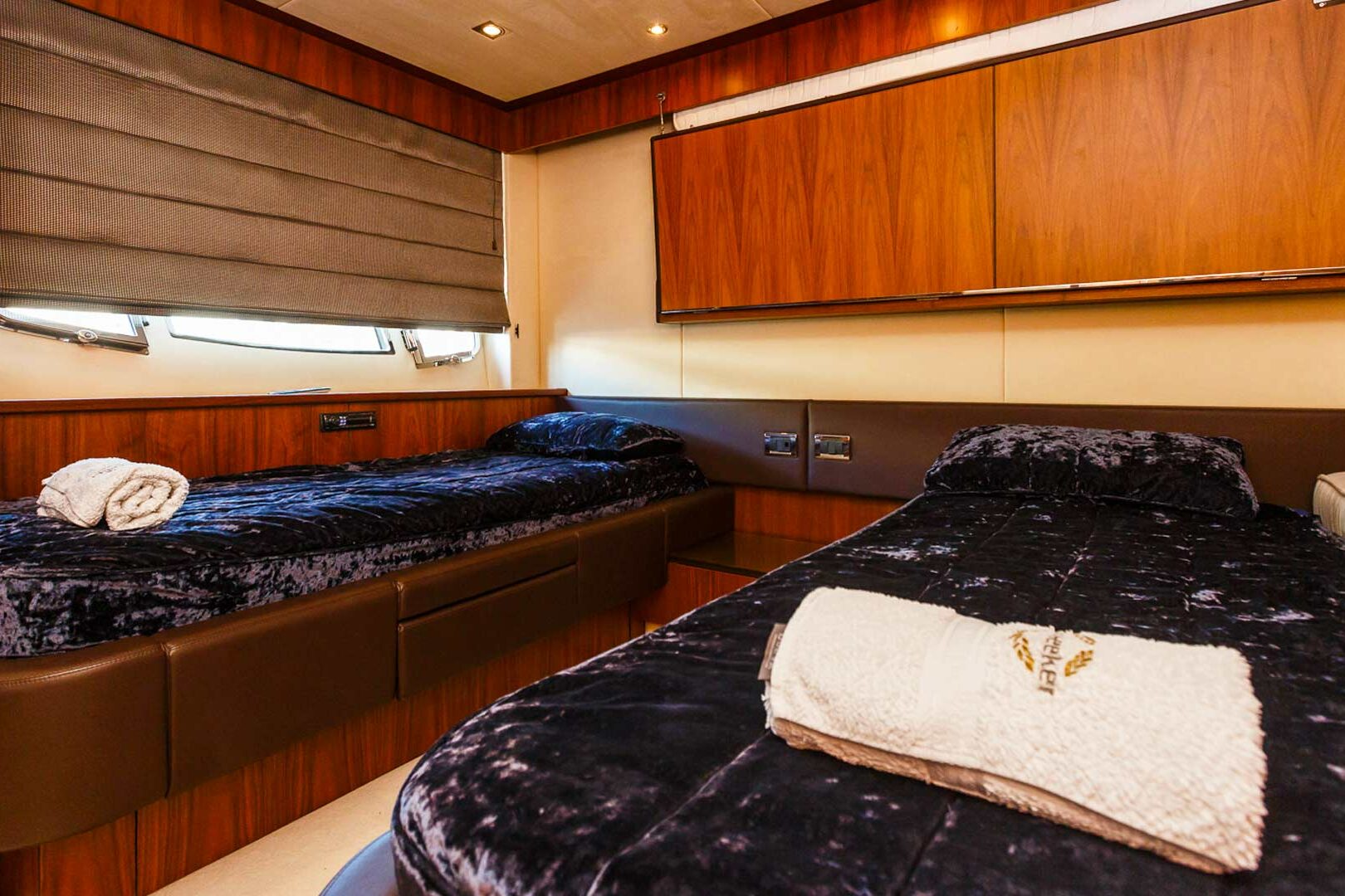 Luxury yacht Sunseeker Yacht 86 The Best Way twin cabin