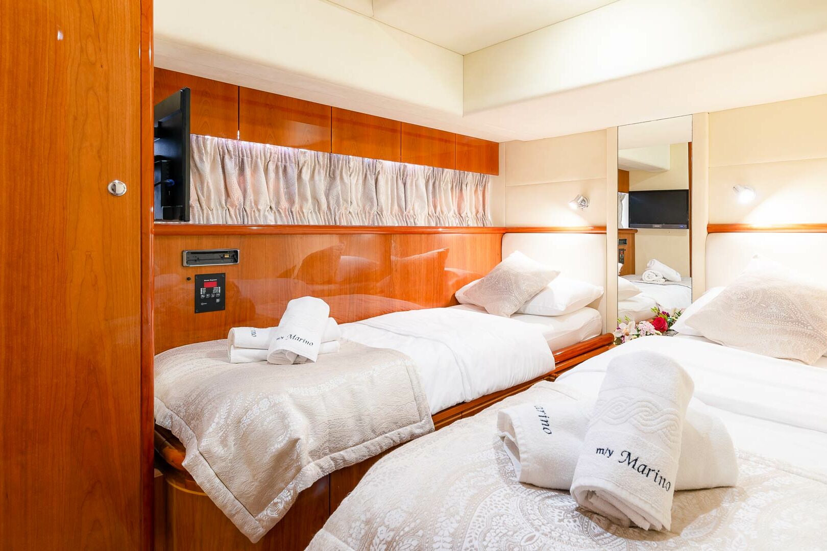 Luxury yacht Ferretti 730 Marino twin cabin