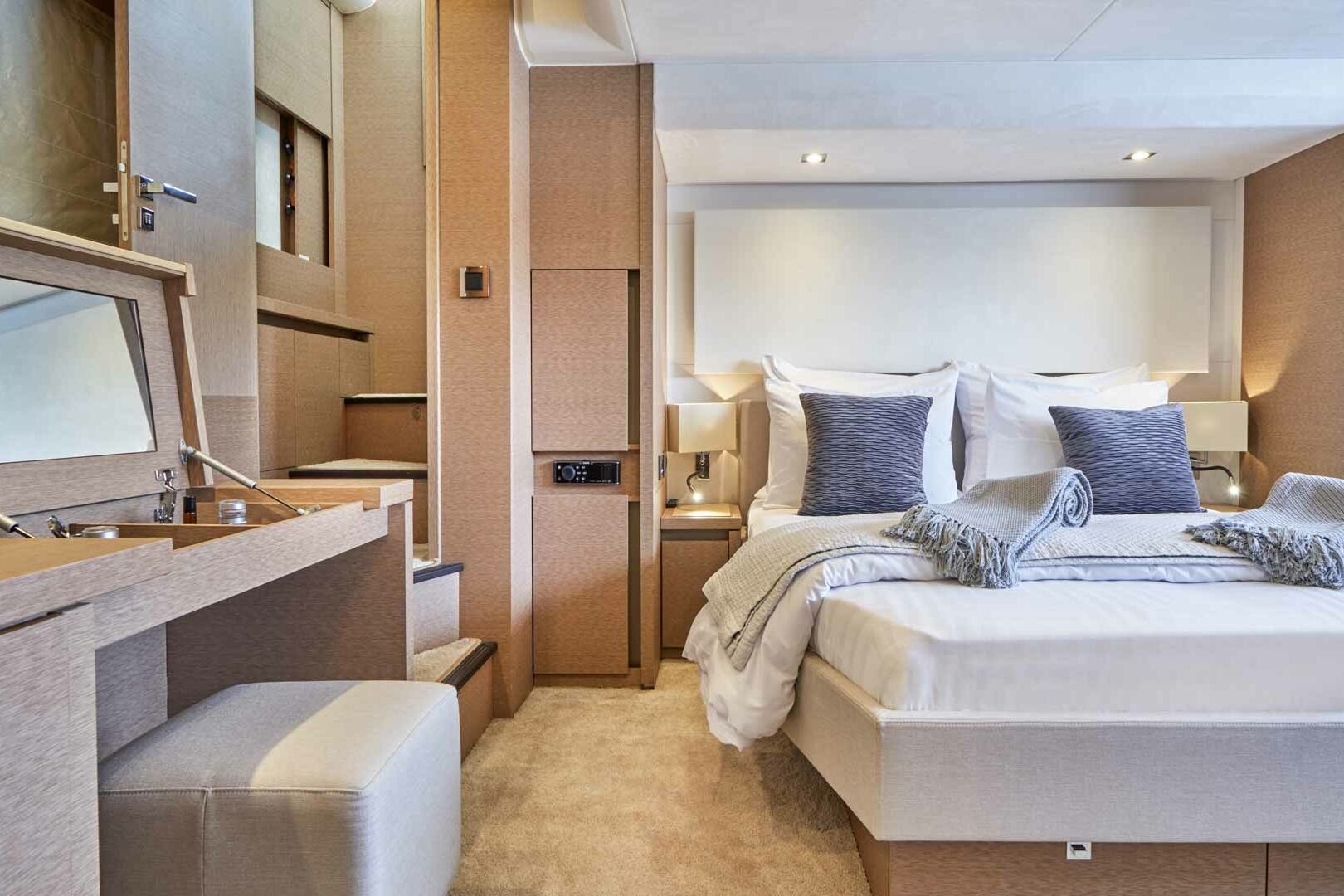 Luxury yacht Prestige 630S Simull master cabin