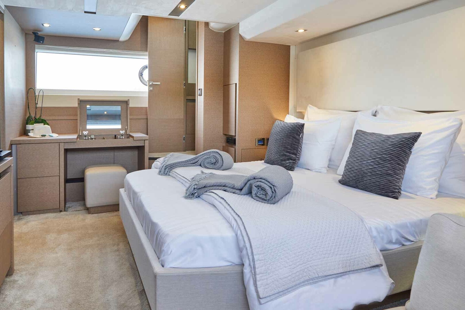 Luxury yacht Prestige 630S Simull master cabin view