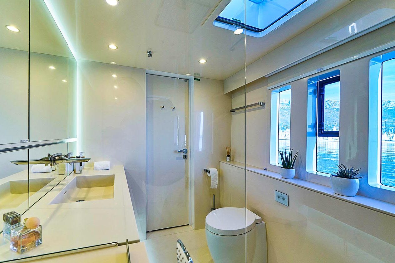 This is photo of a catamaran Sunreef 60 ensuite toilette