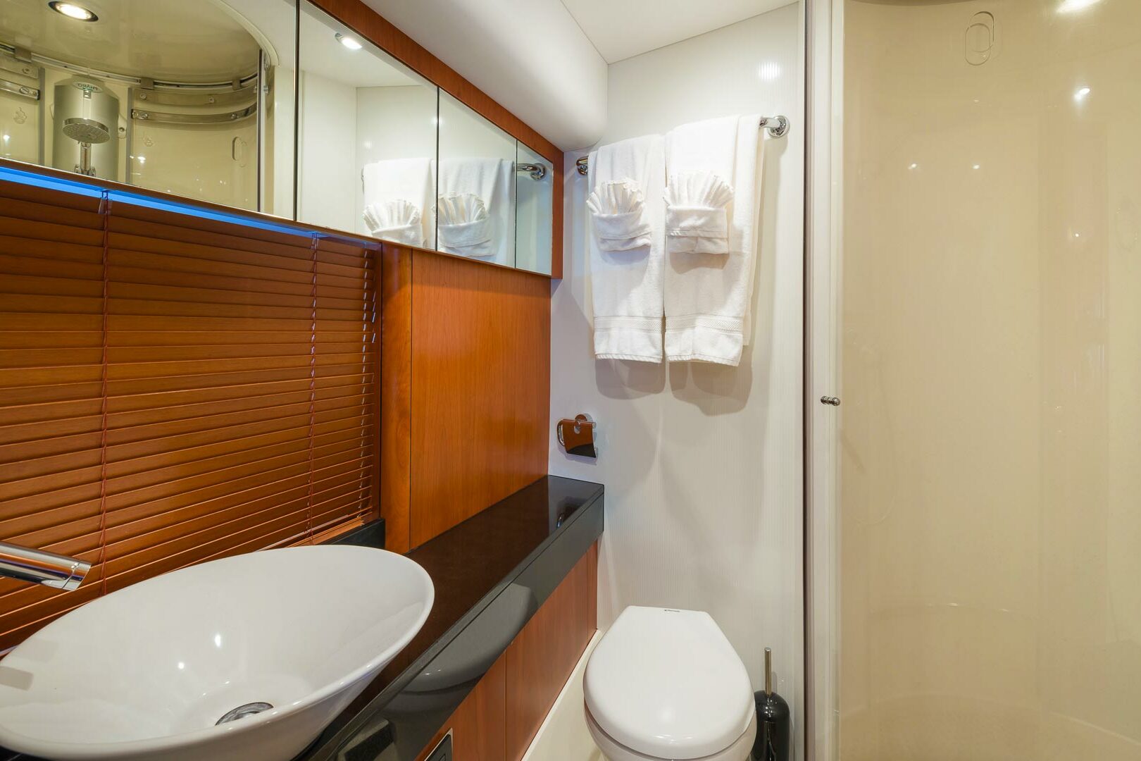 Luxury yacht Sunseeker Predator 72 Glorious vip cabin bathroom