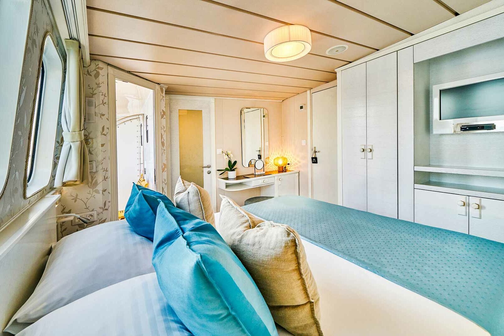 Luxury boutique yacht La Perla cabin view