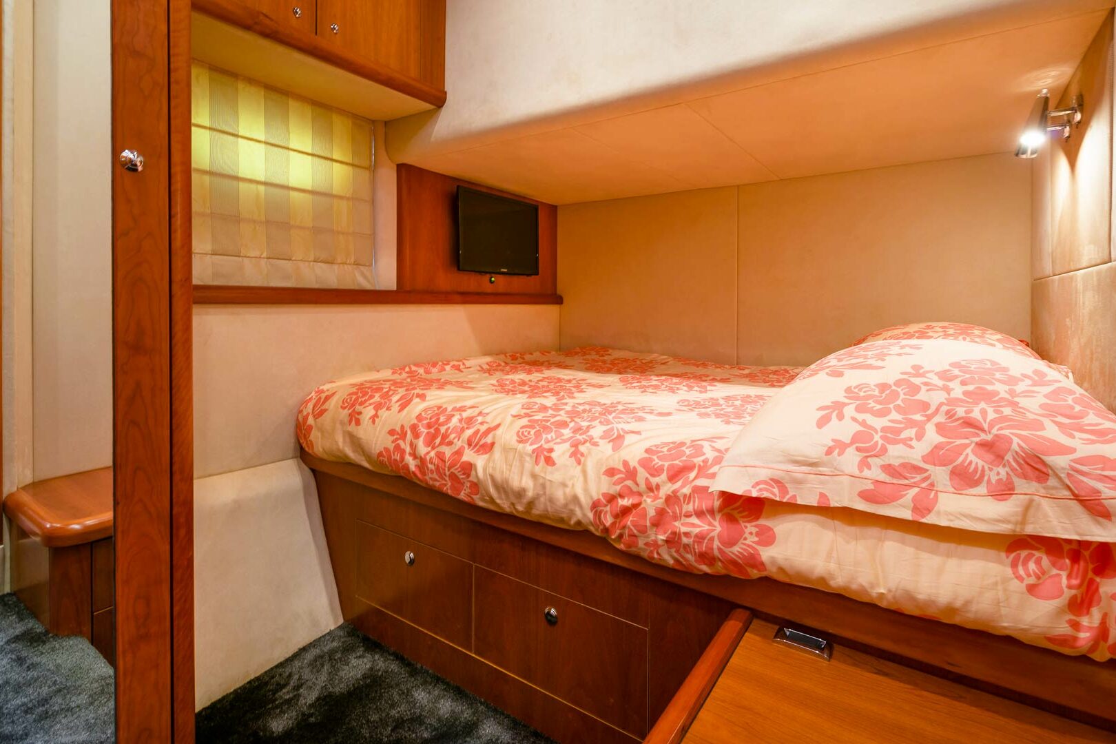 Luxury yacht Sunseeker Predator 72 Glorious double cabin