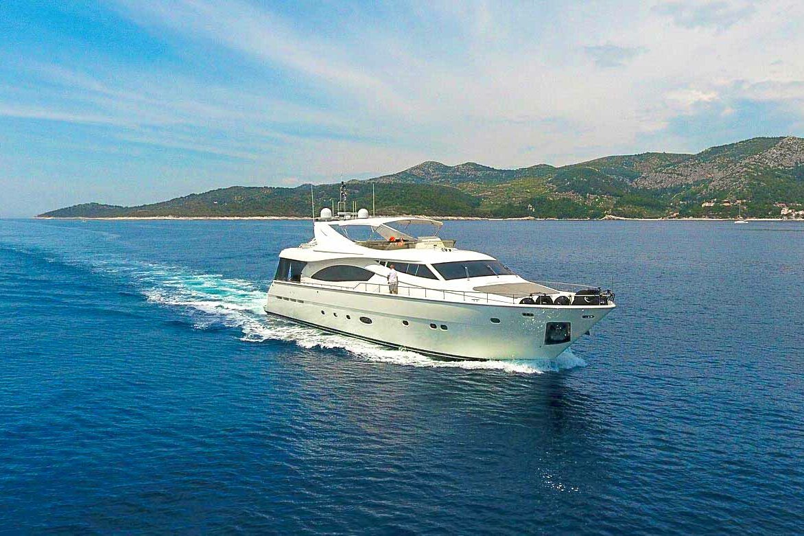 Luxury yacht Ferretti 880 Katariina under the way