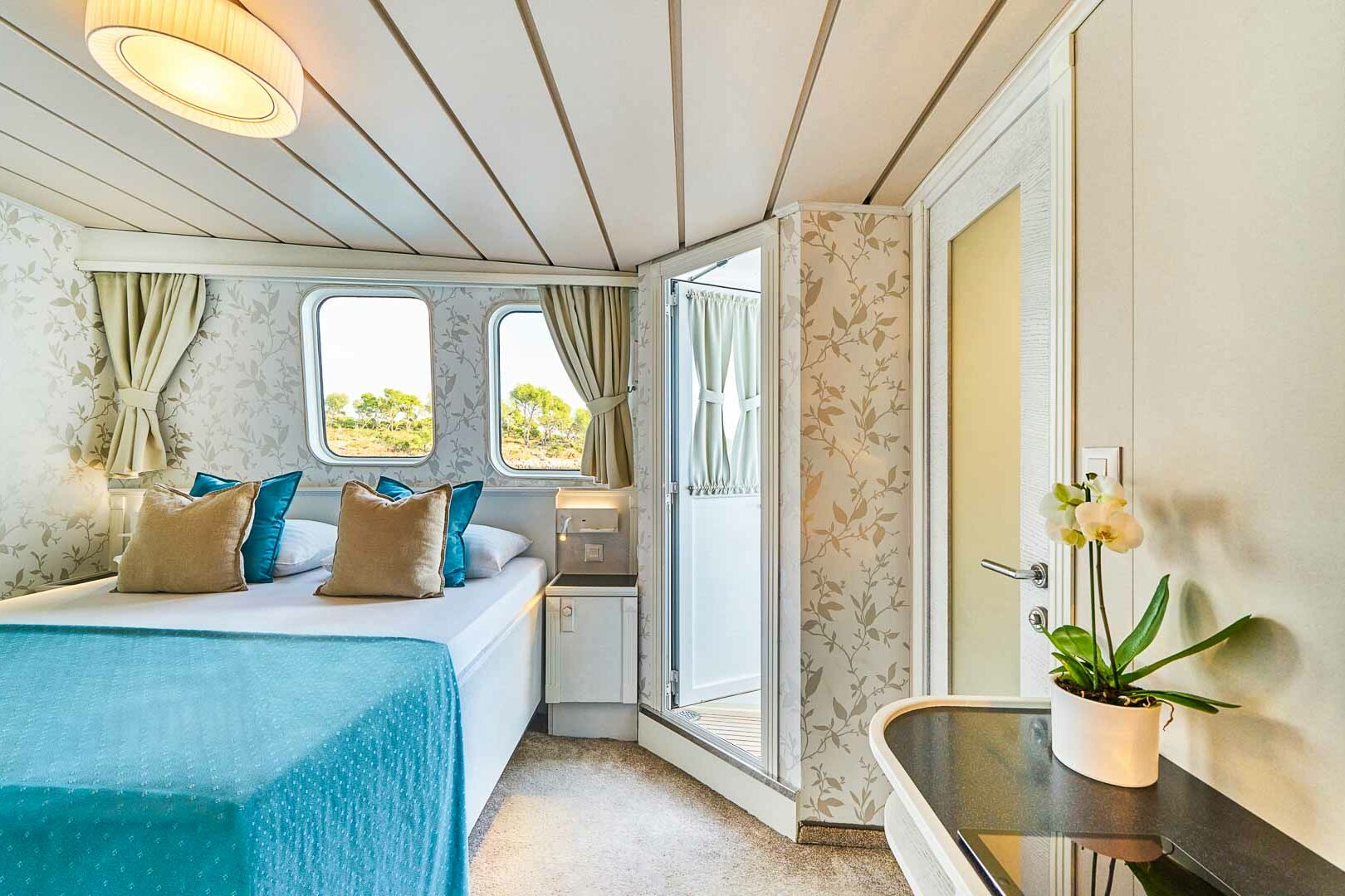 Luxury boutique yacht La Perla cabin