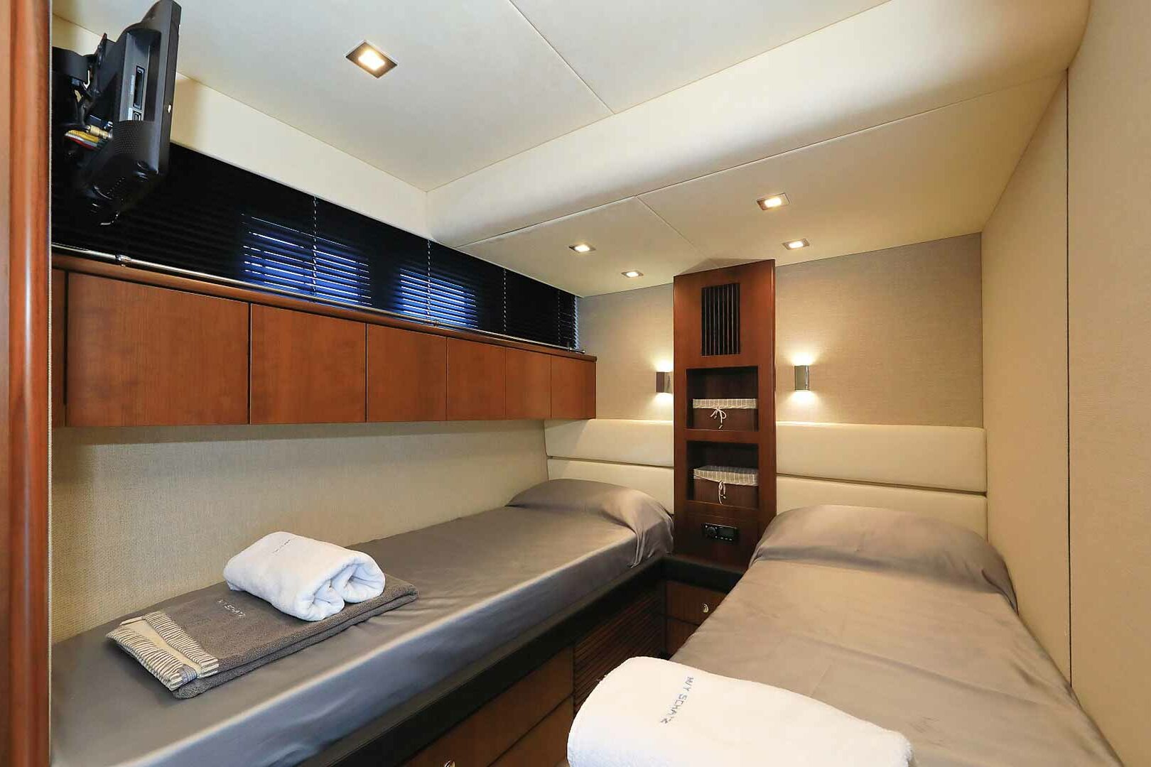 Luxury yacht Fairline Squadron 78 Schatzi twin cabin