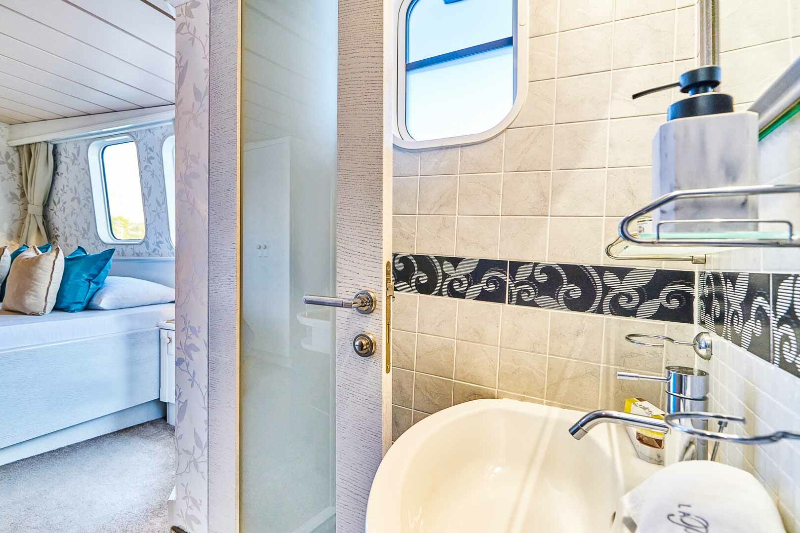Luxury boutique yacht La Perla ensuite