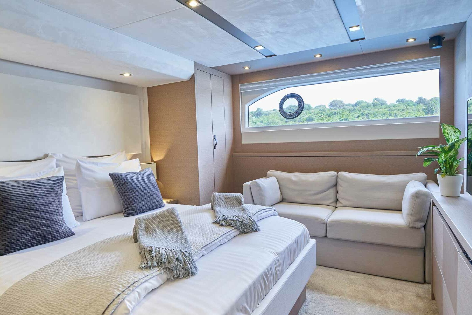 Luxury yacht Prestige 630S Simull master sofa