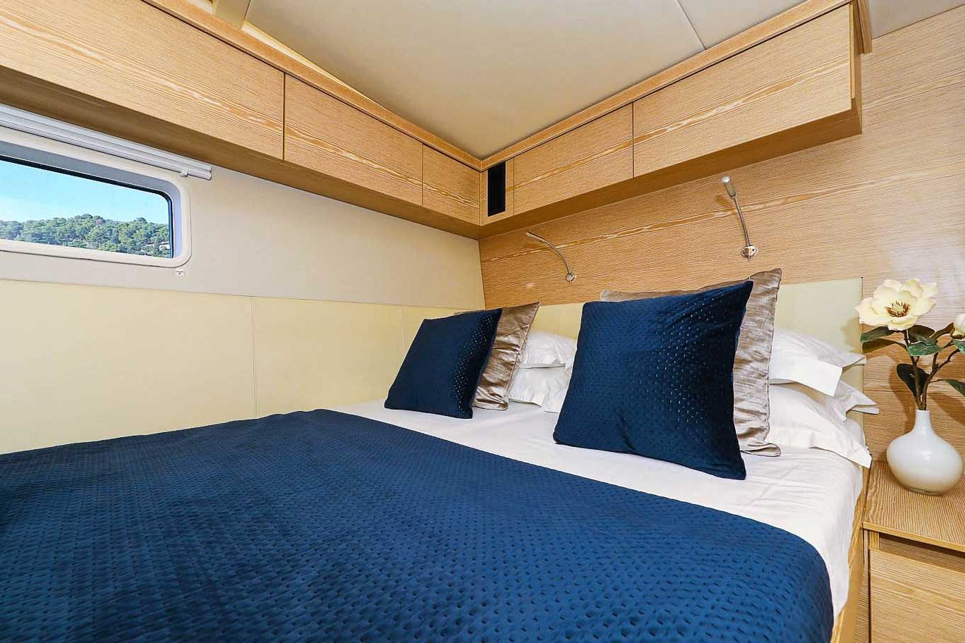 This is photo of a sailing boat Hanse 675 double bed cabin