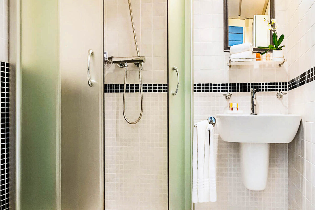 Luxury boutique yacht La Perla cabin bathroom