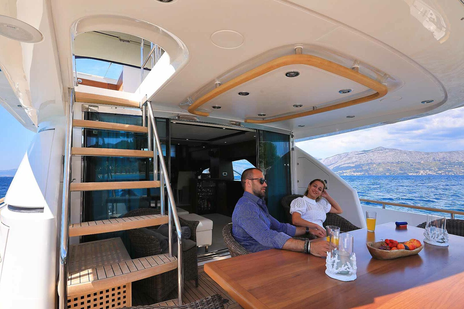 Luxury yacht Fairline Squadron 78 Schatzi outside dining area