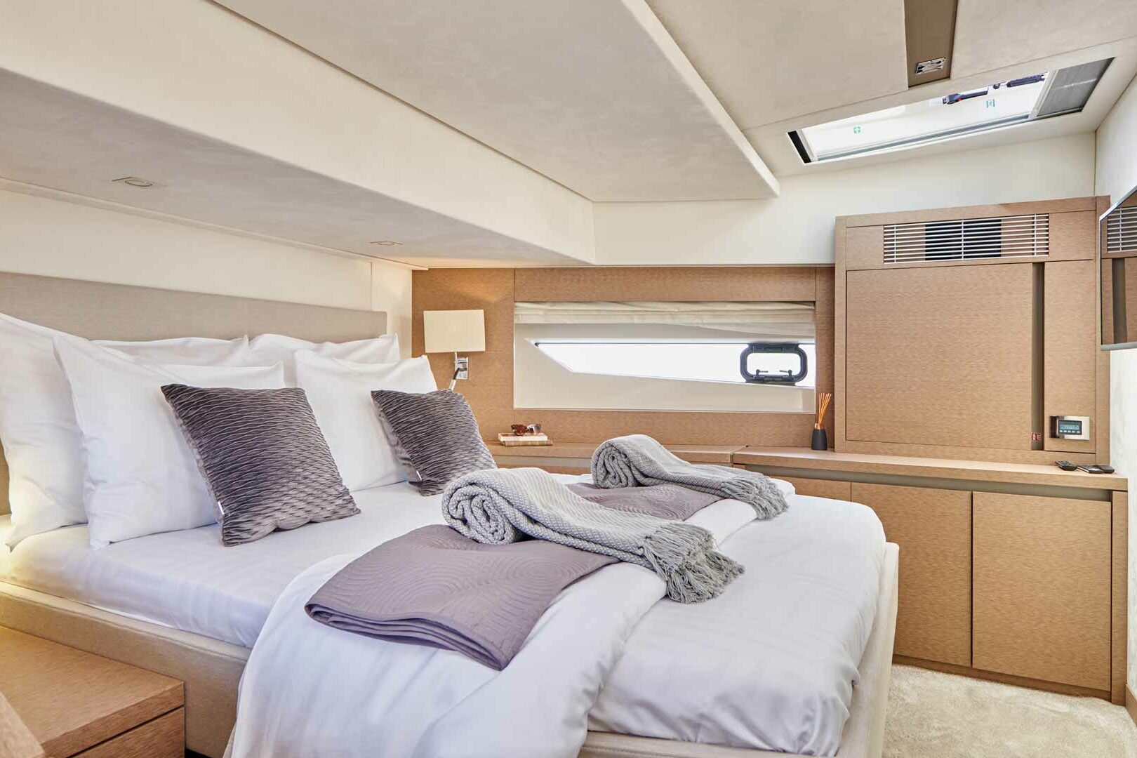 Luxury yacht Prestige 630S Simull vip cabin