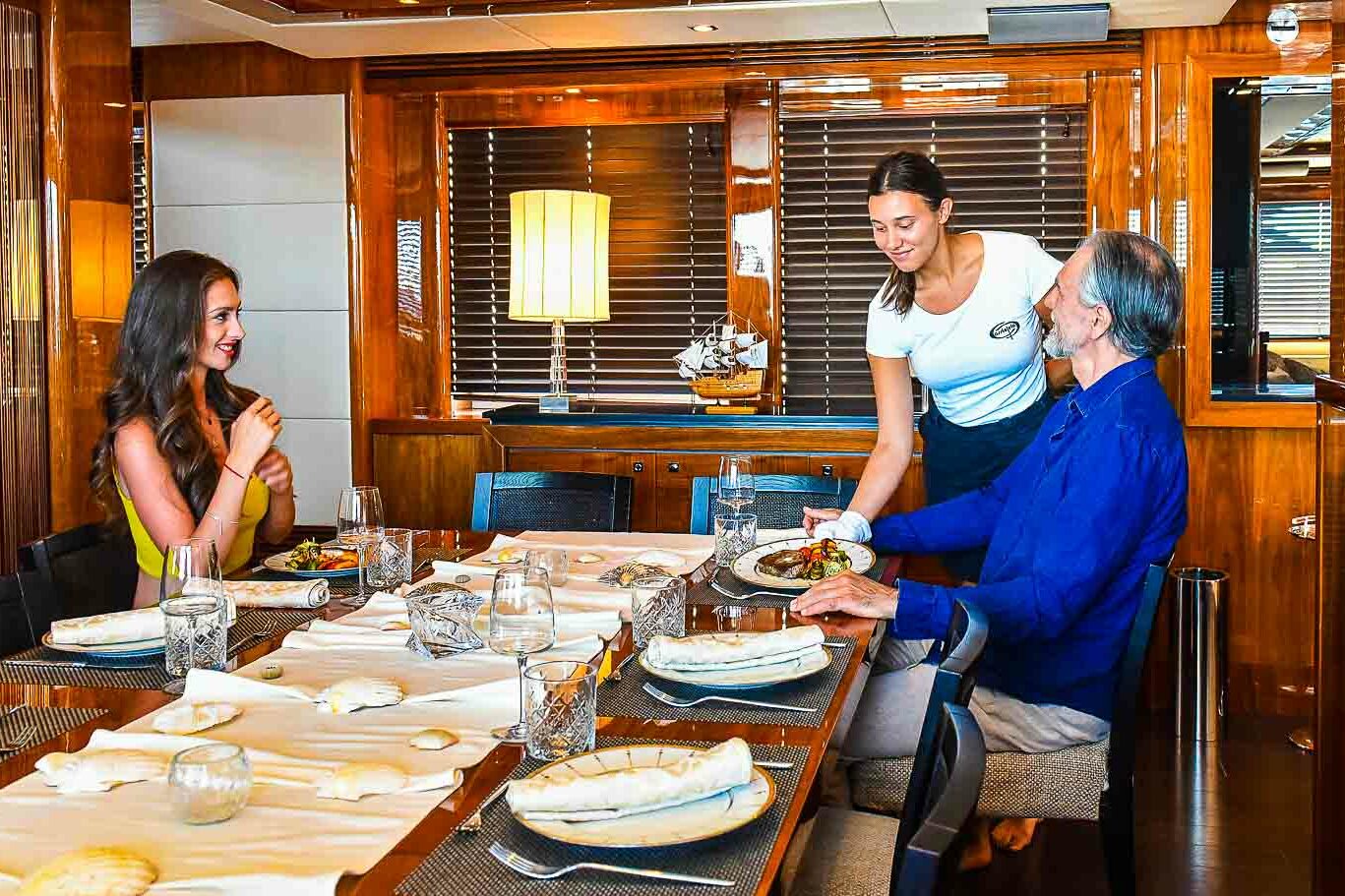 Luxury yacht Sunseeker 34 M Cassiopeia dining table