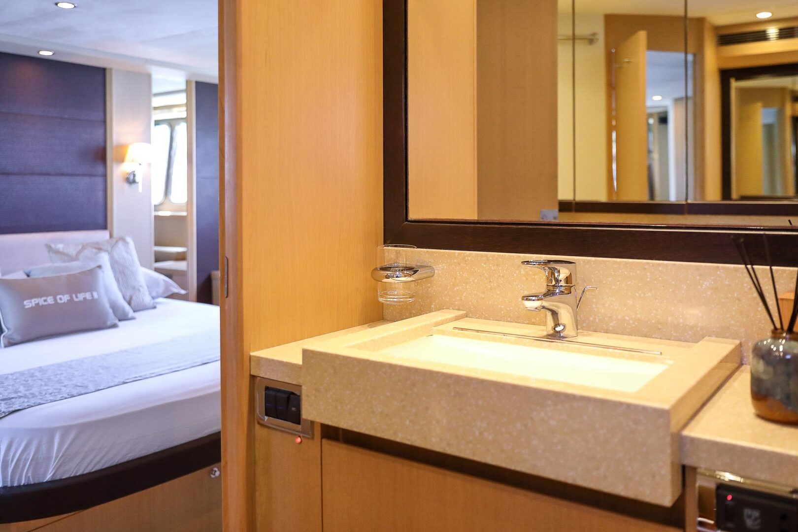 Luxury yacht Princess V65 Spice of Life II master ensuite