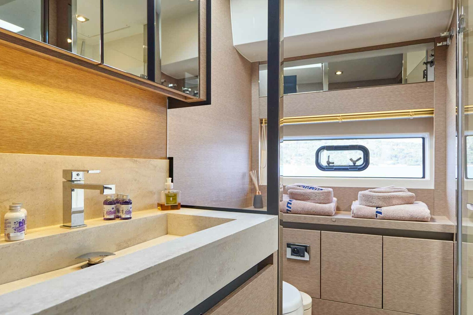 Luxury yacht Prestige 630S Simull vip toilette