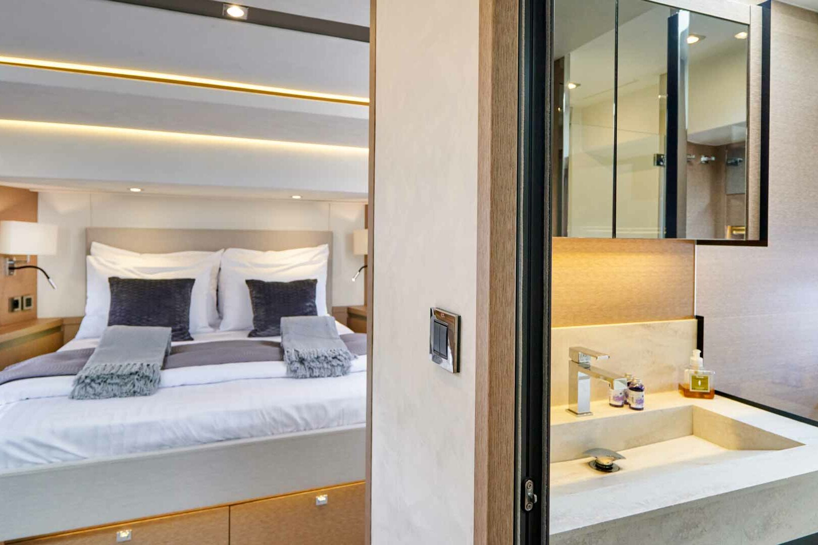 Luxury yacht Prestige 630S Simull vip ensuite