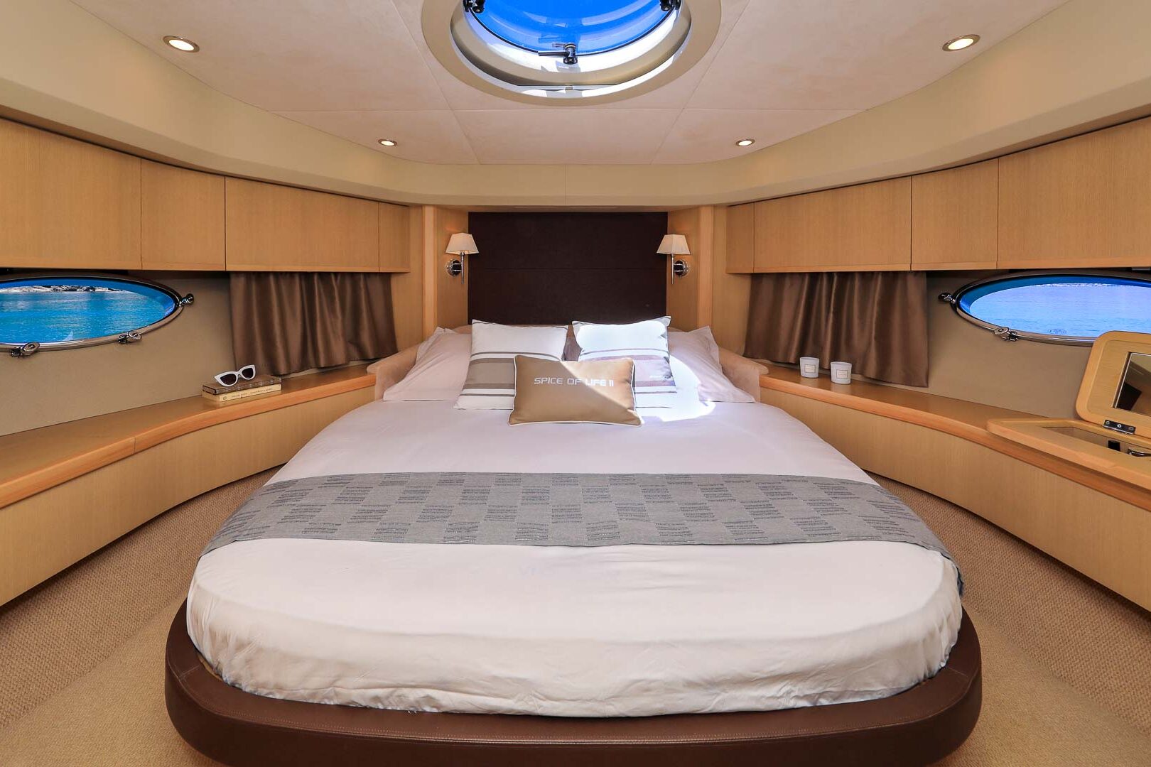 Luxury yacht Princess V65 Spice of Life II Vip cabin