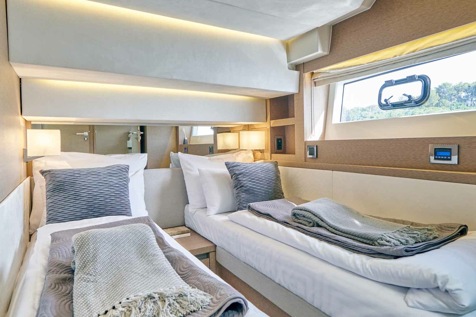 Luxury yacht Prestige 630S Simull twin cabin